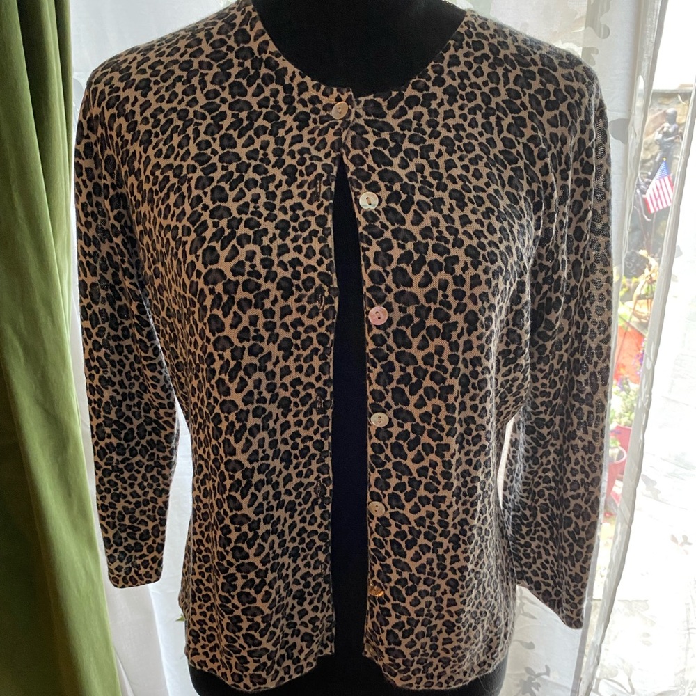 Cute Grey Leopard Print Cardigan. Sz M.